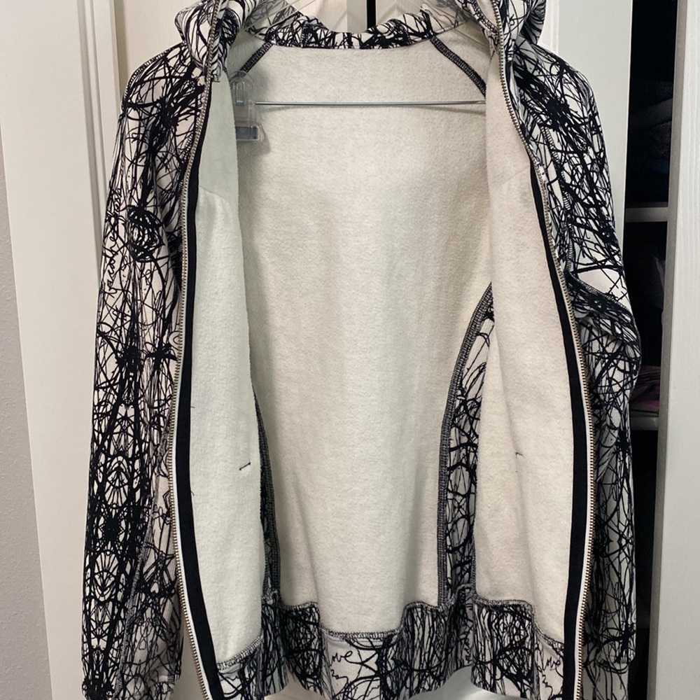 Beautiful Lululemon Scuba size 8 - Picture 14 of 16